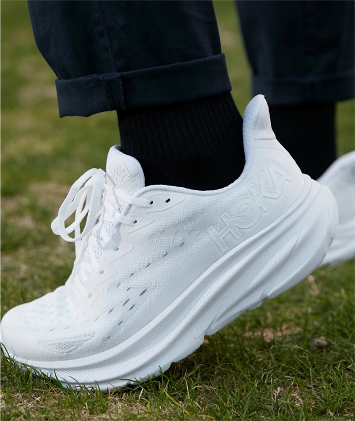 호카 원 원 클리프톤 9 충격흡수 미끄럼방지 흰색 1132211-WWH photo review