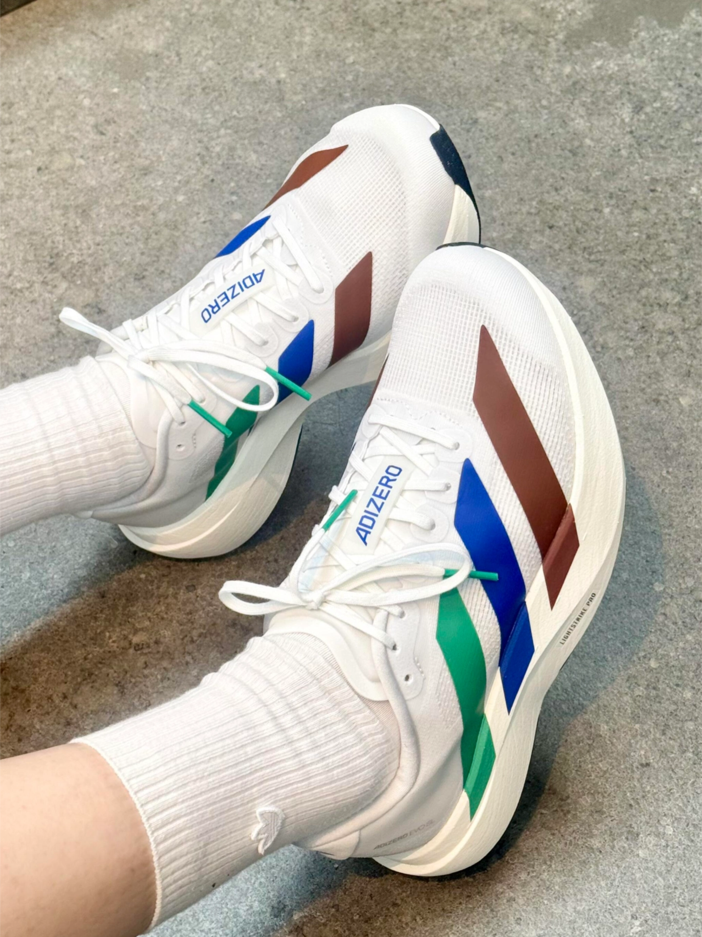 아디다스 x 퍼렐 윌리엄스 휴먼레이스 아디제로 아디오스 EVO SL 로드 런닝화 photo review