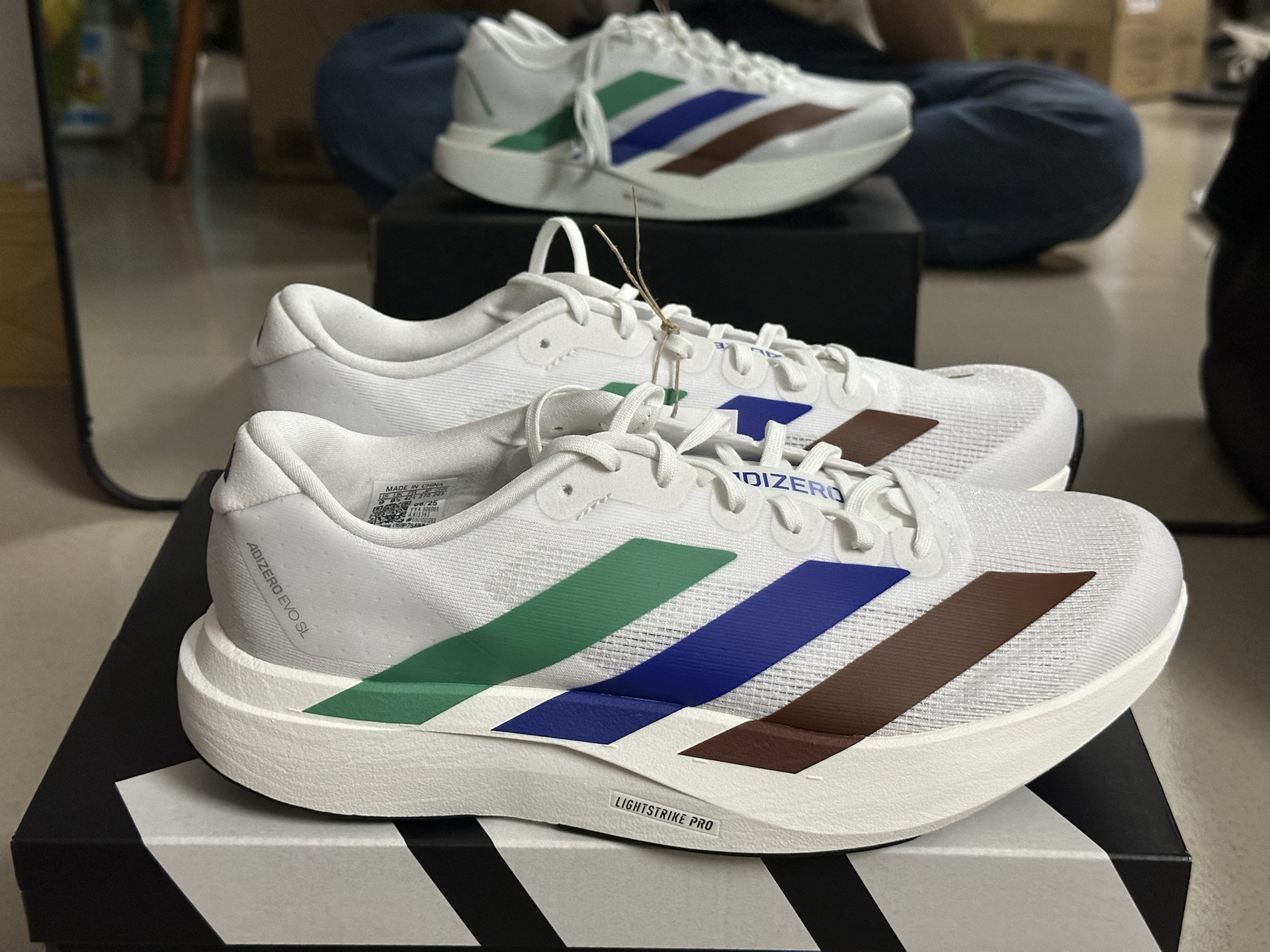 아디다스 x 퍼렐 윌리엄스 휴먼레이스 아디제로 아디오스 EVO SL 로드 런닝화 photo review
