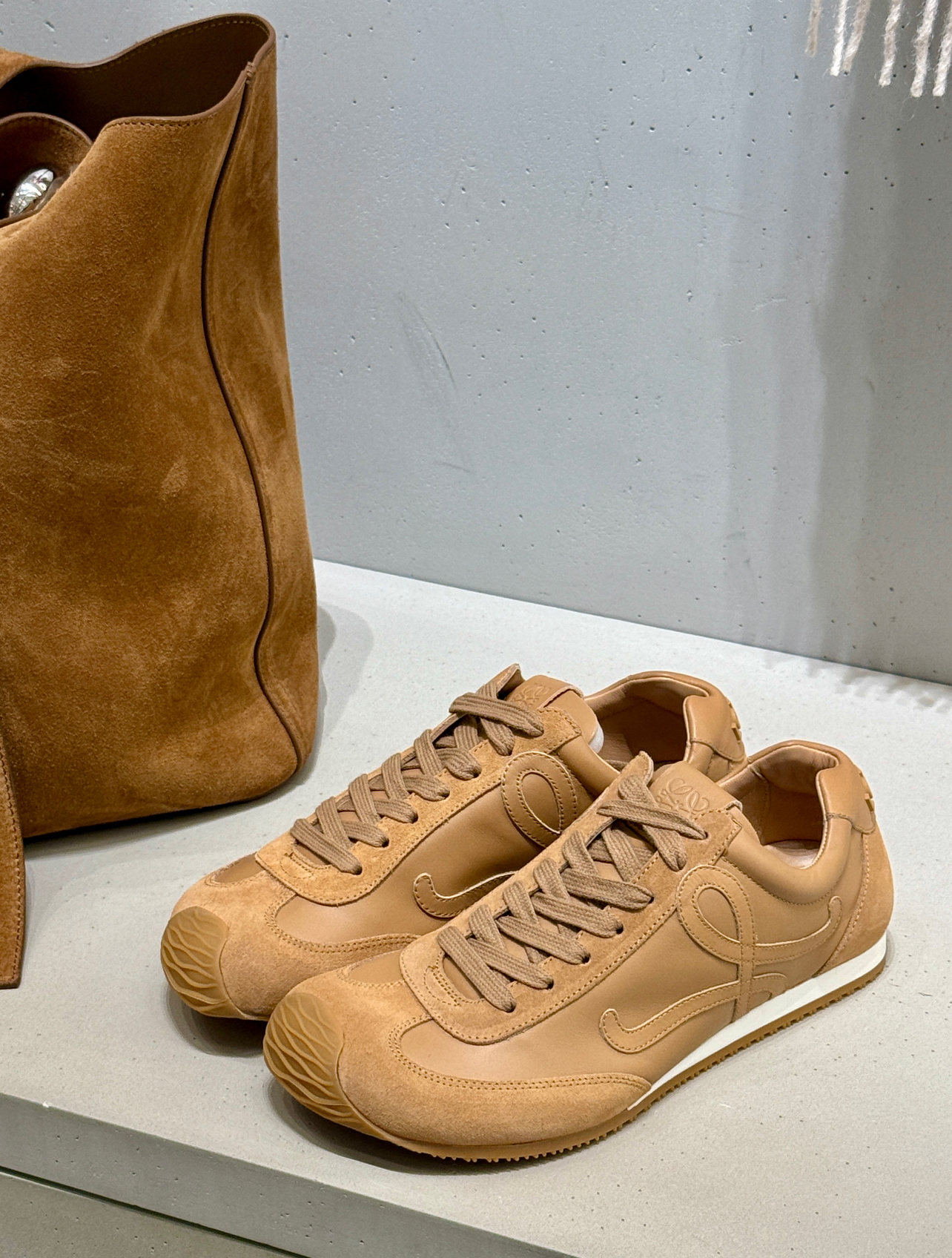 【❀공주님 최애】LOEWE 로이웨이 Ballet Runner 2.0 photo review
