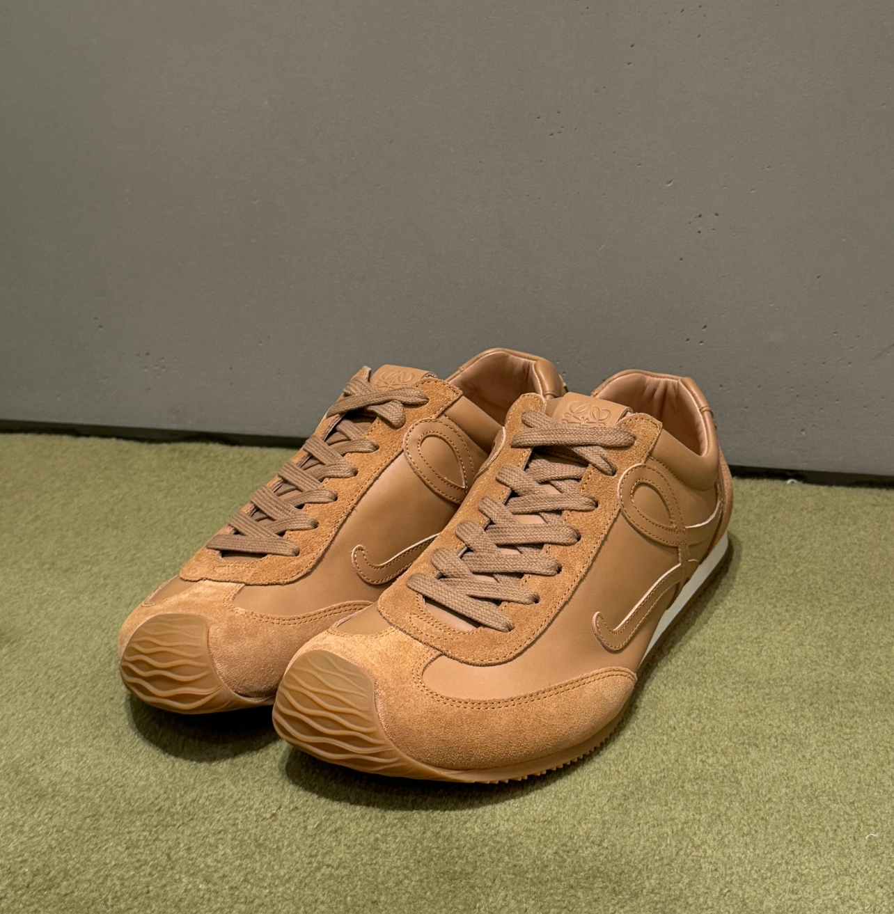【❀공주님 최애】LOEWE 로이웨이 Ballet Runner 2.0 photo review