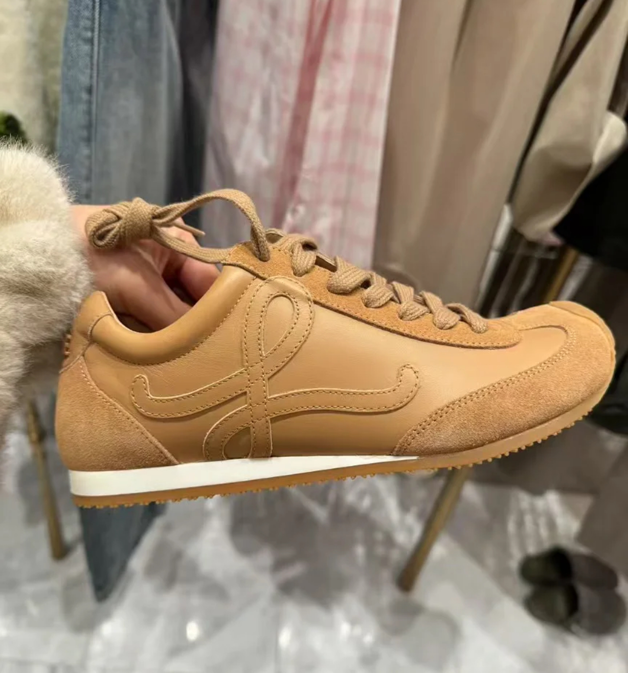 【❀공주님 최애】LOEWE 로이웨이 Ballet Runner 2.0 photo review