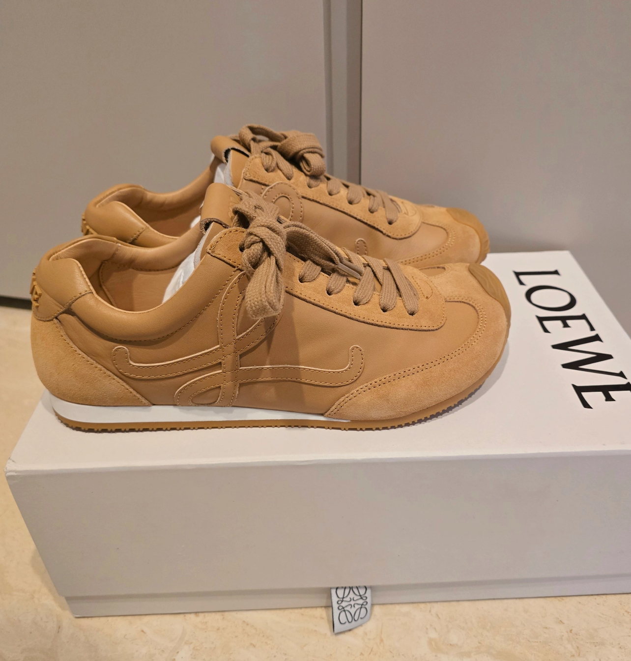 【❀공주님 최애】LOEWE 로이웨이 Ballet Runner 2.0 photo review