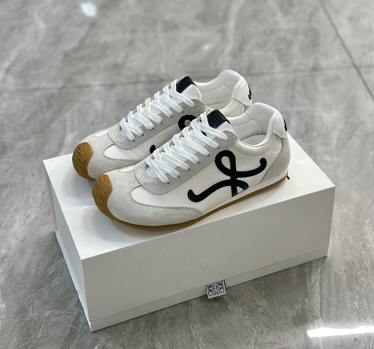 【❀공주님 최애】LOEWE 로이웨이 Ballet Runner 2.0 photo review