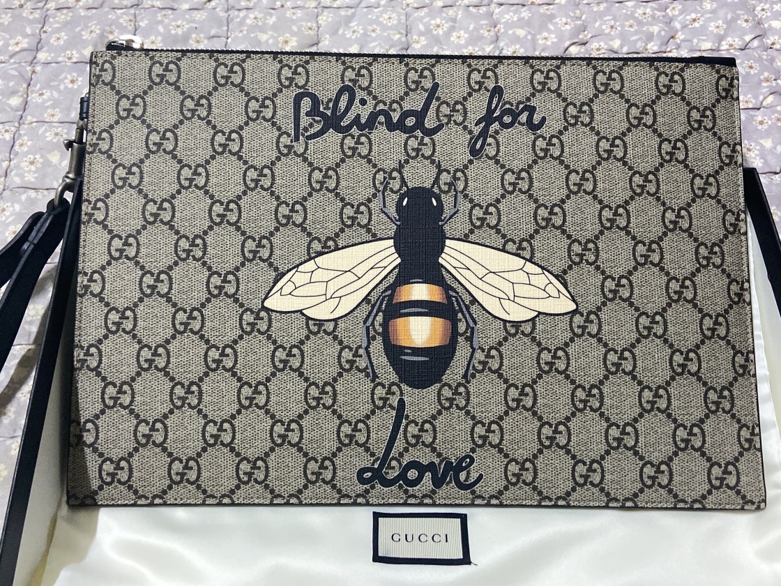 GUCCI 구찌 수프림 캔버스 베스트리에 벌 프린트 파우치 공용 클러치백 473904 9CD1N 8666 남/여 photo review