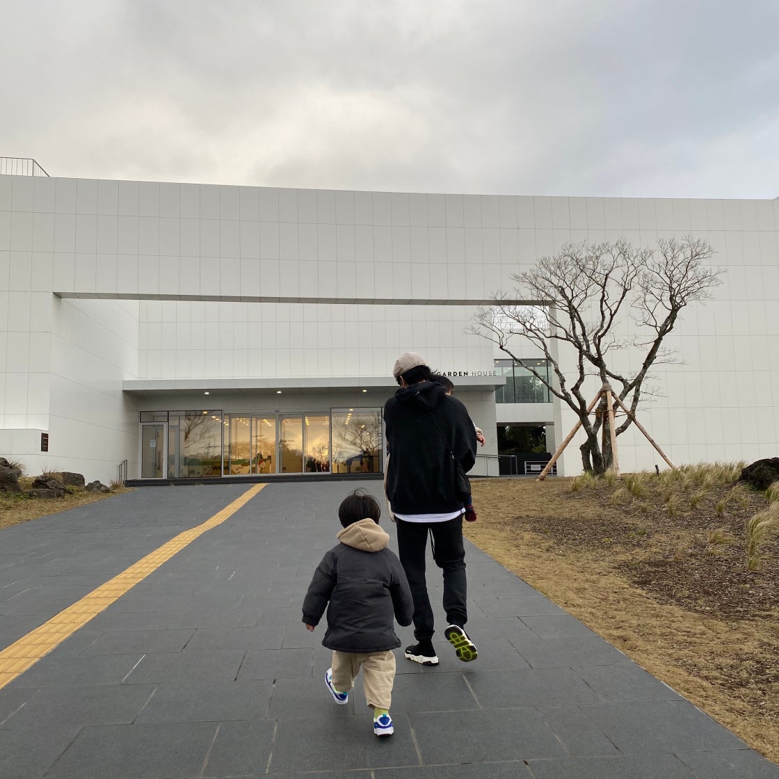 발렌시아가 스피드 트레이너 블랙 화이트 네온 2019 551185W05G01000 photo review