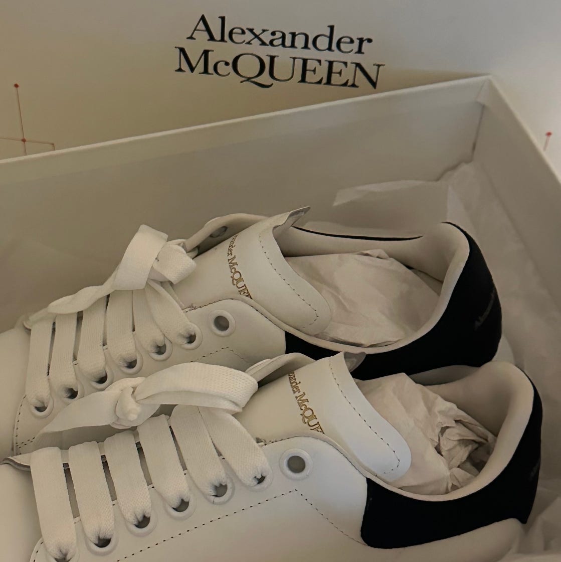 알렉산더 맥퀸 오버사이즈드 스니커즈 화이트 블랙 553770WHGP79061 photo review