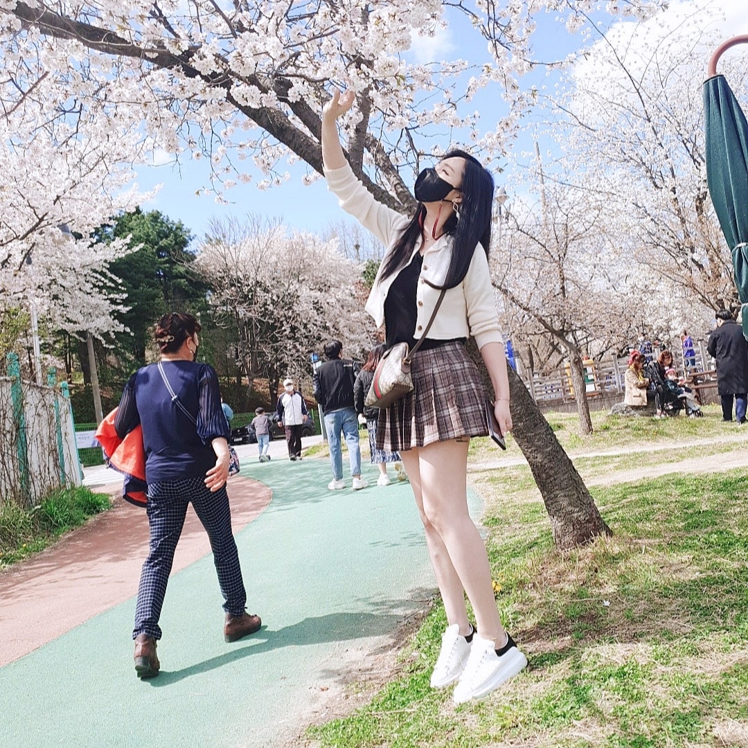 알렉산더 맥퀸 오버사이즈드 스니커즈 화이트 블랙 553770WHGP79061 photo review