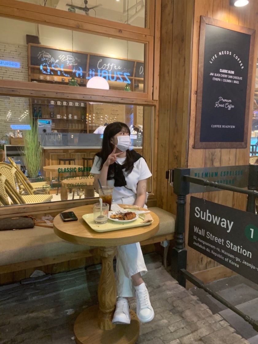 알렉산더 맥퀸 오버사이즈드 스니커즈 화이트 블랙 553770WHGP79061 photo review