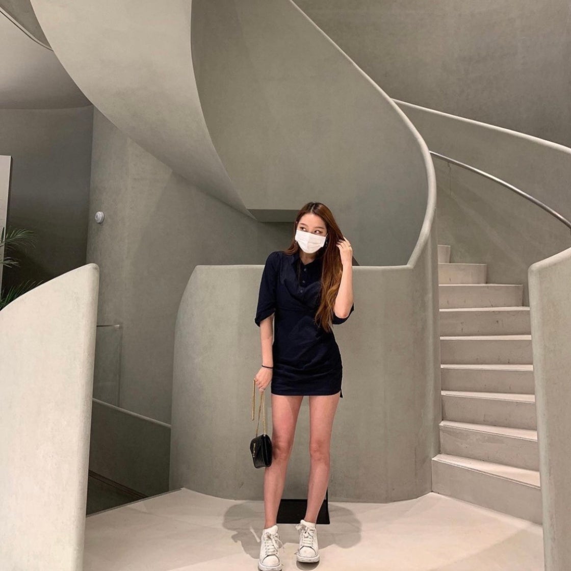 알렉산더 맥퀸 오버사이즈드 스니커즈 파촐리 553770WHGP79182 photo review