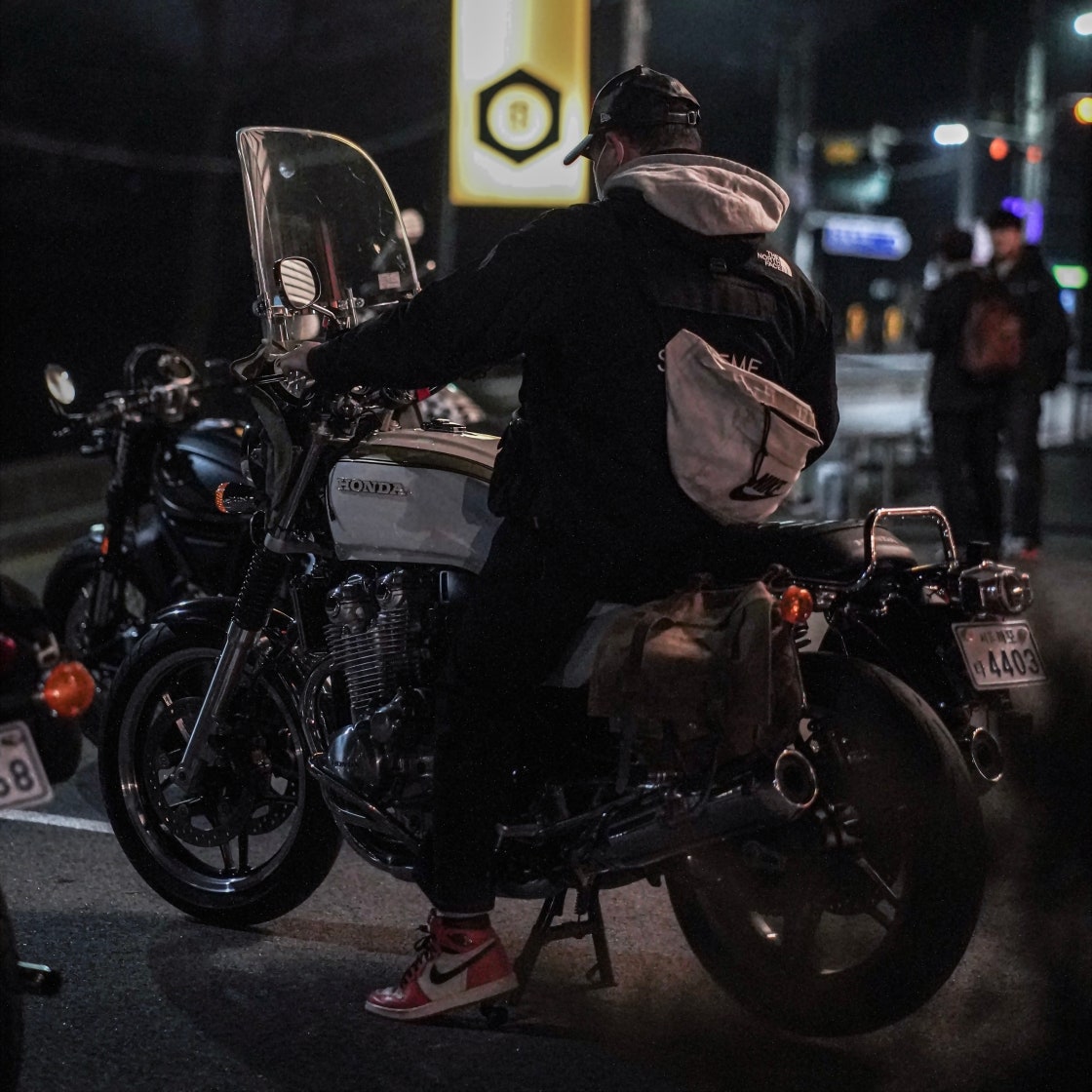 조던 1 레트로 하이 OG 리버스 쉐터드 백보드 555088-113 photo review