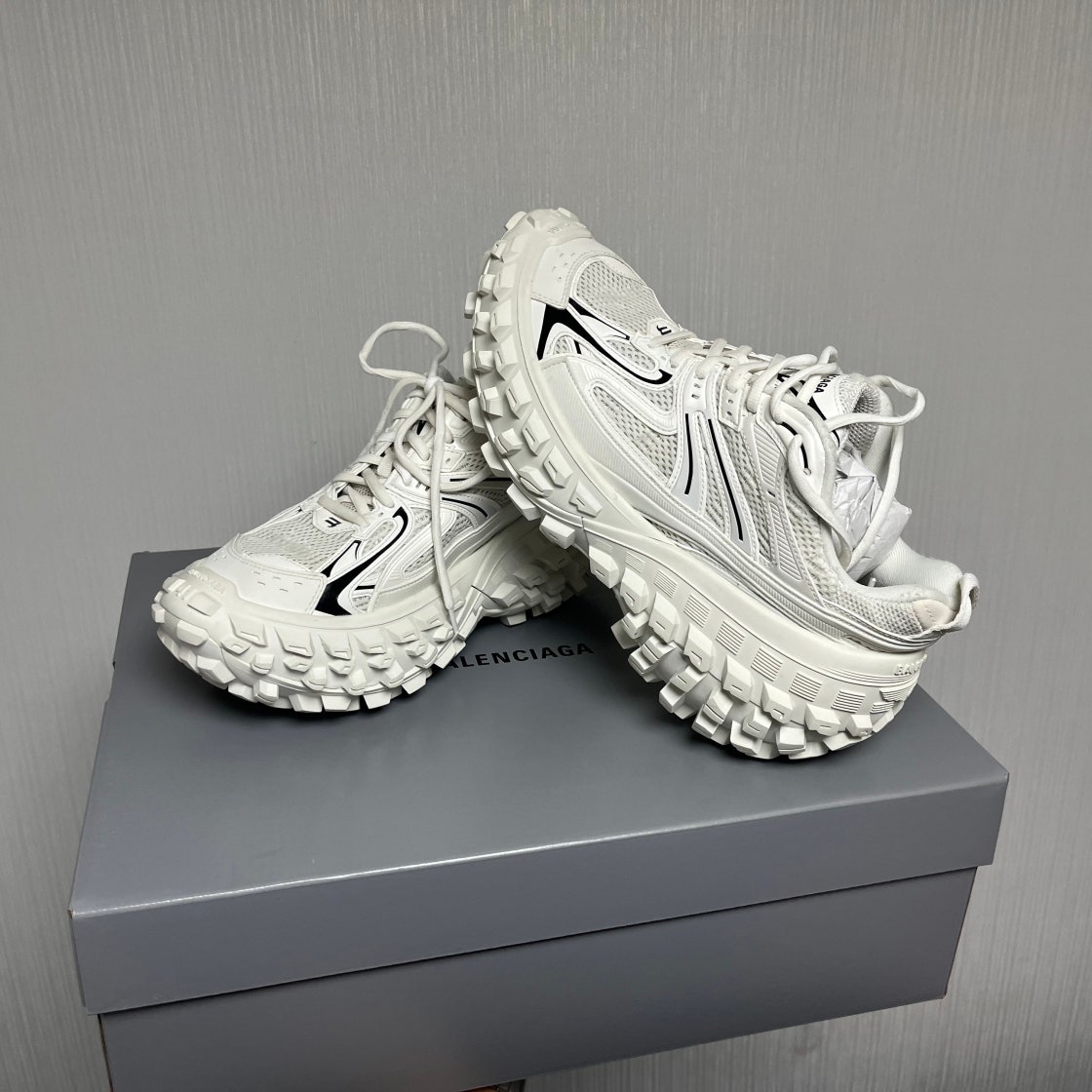 발렌시아가 디펜더 스니커즈 라이트 베이지 685613W2RAA9110 photo review