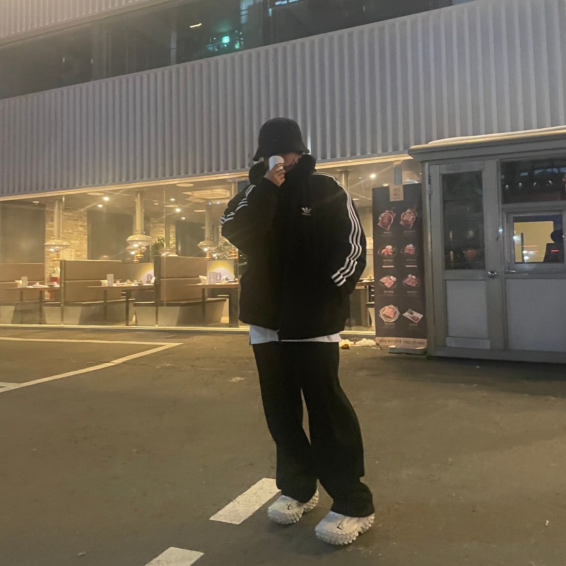 발렌시아가 디펜더 스니커즈 라이트 베이지 685613W2RAA9110 photo review