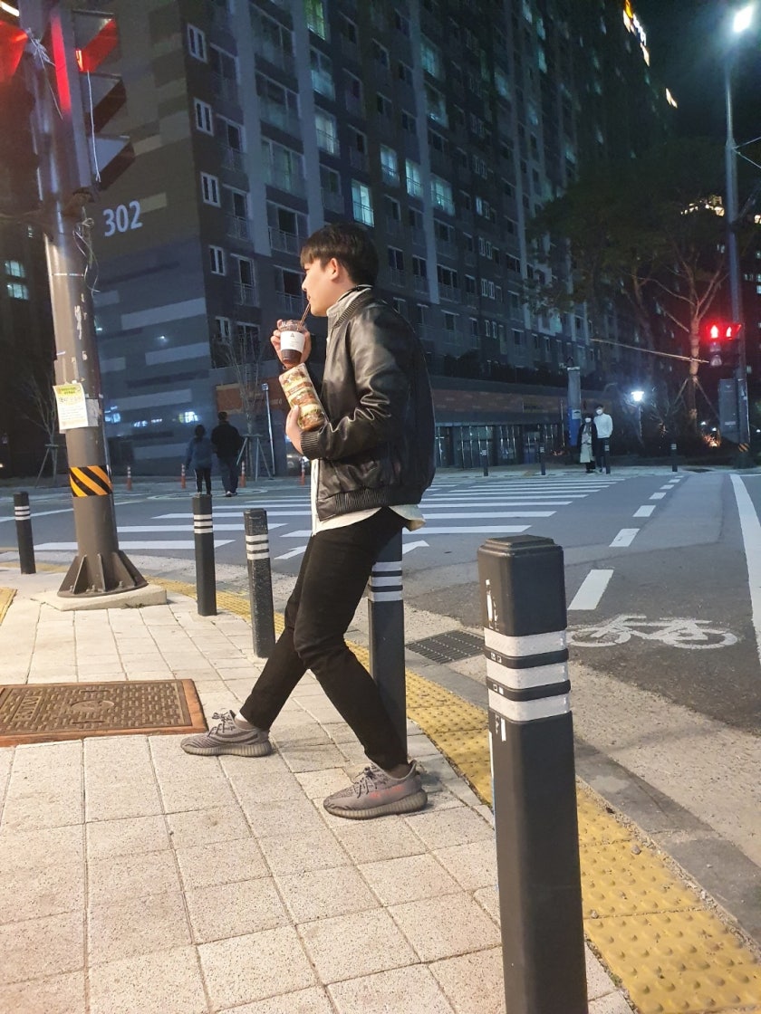 아디다스 이지 부스트 350 V2 벨루가 20  AH2203 photo review