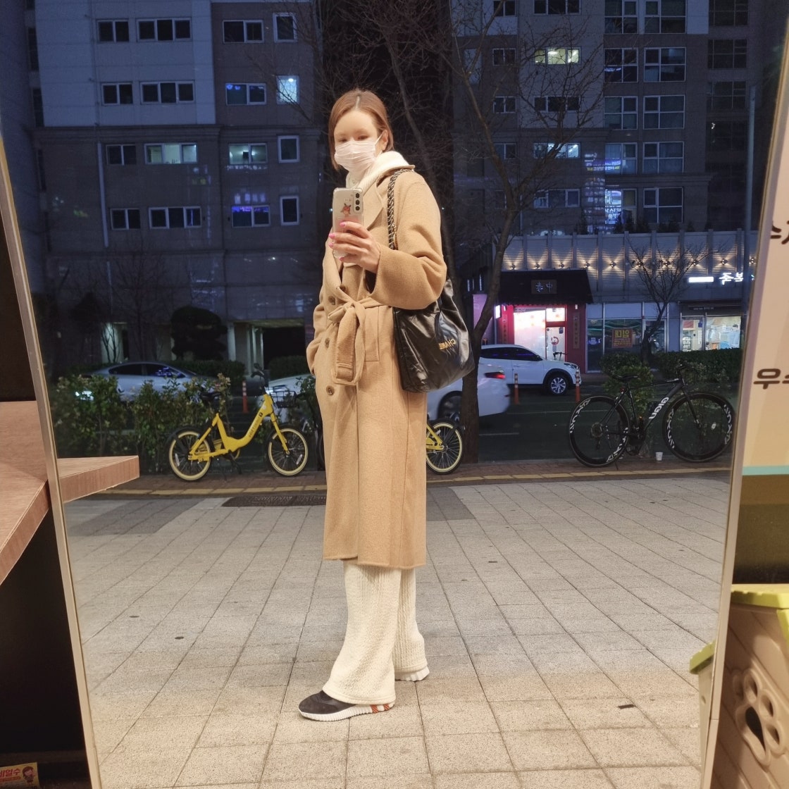 샤넬 22 스몰 핸드백 샤이니 카프스킨 & 골드 메탈 블랙 AS3260-B08037-94305 photo review
