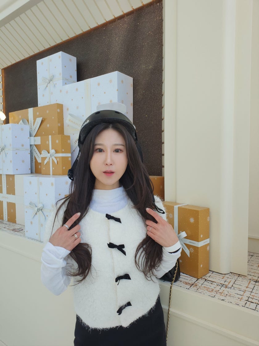 샤넬 카프스킨 & 골드 메탈 미니 쇼핑백 photo review