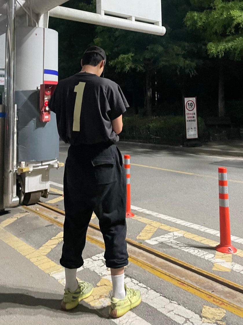 아디다스 이지 부스트 350 V2 프로즌 옐로우 B37572 photo review