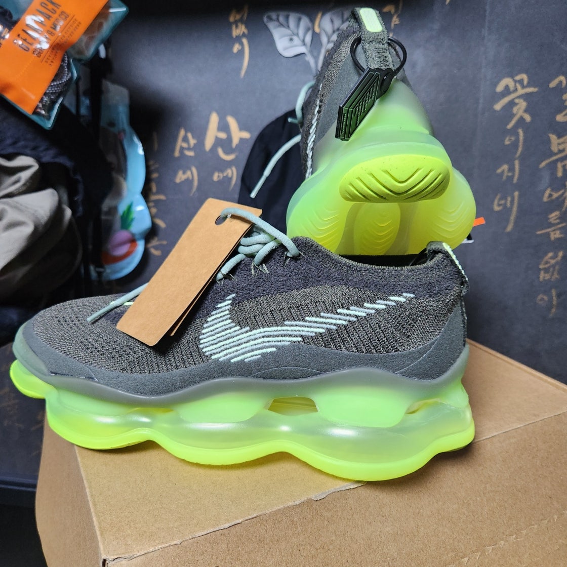 나이키 에어 맥스 스콜피온 운동화 베얼리 볼트 DJ4701-300 photo review