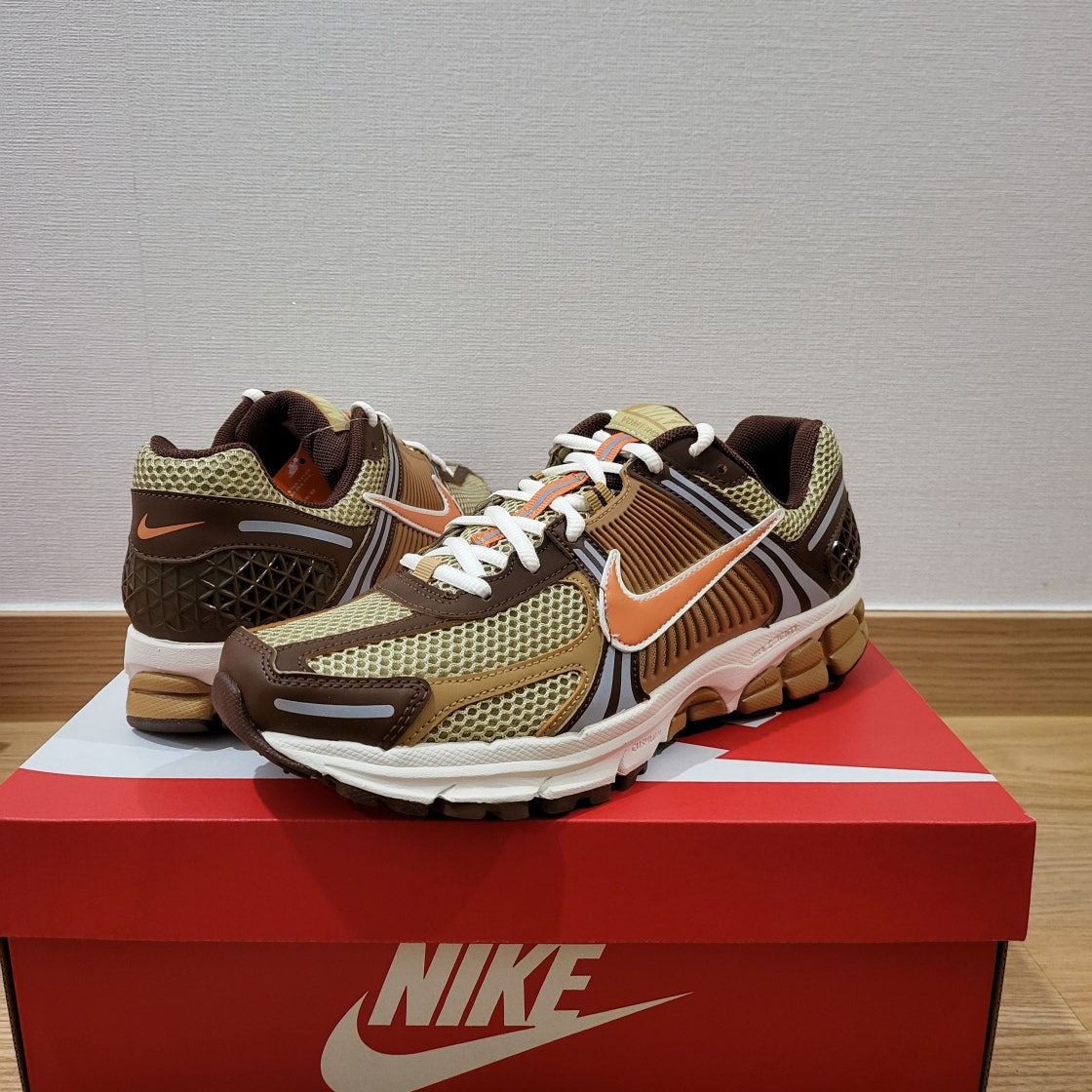 나이키 줌 보메로 5 위트 그래스 앤 카카오 와우 FB9149-700 photo review