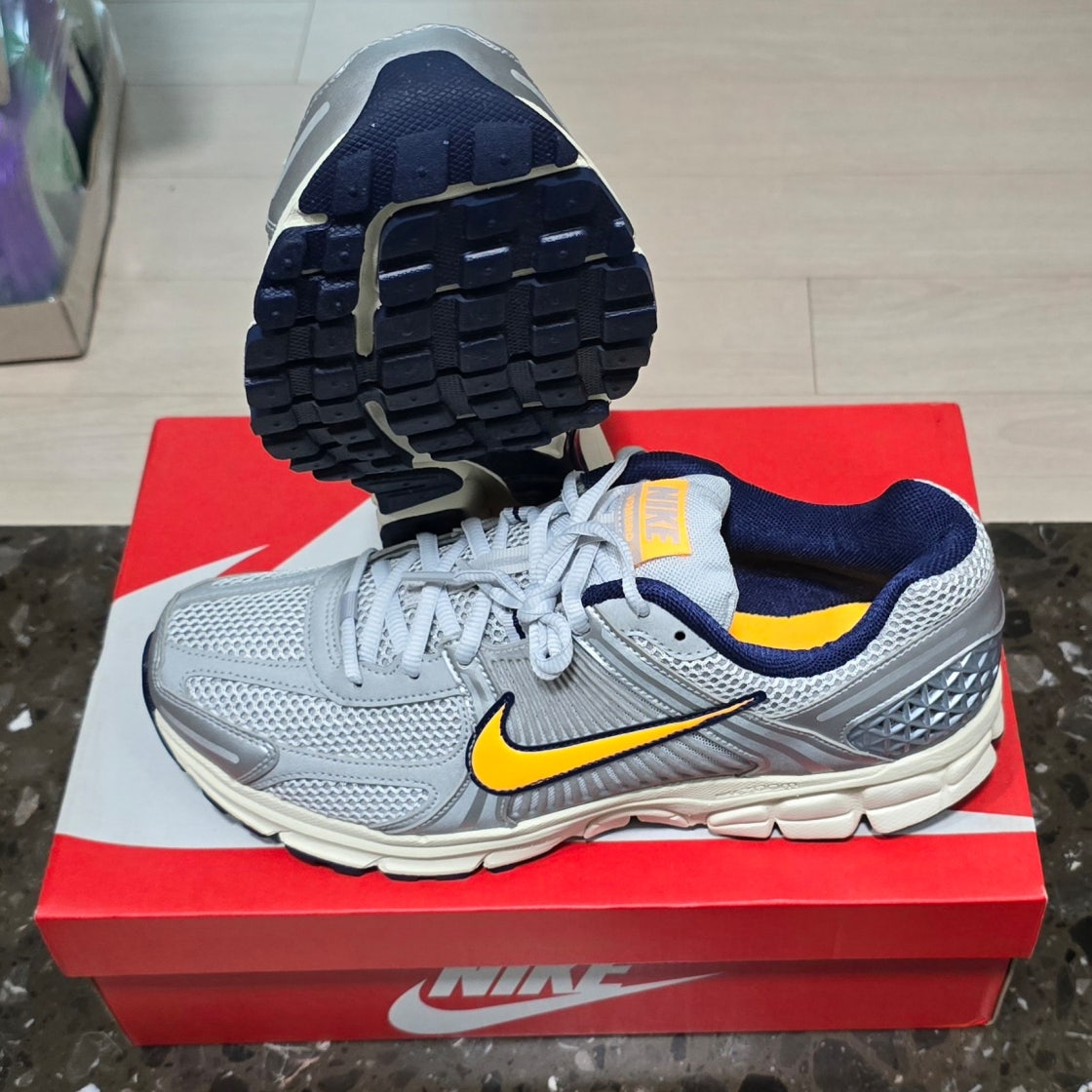 나이키 에어 줌 보메로 5 로우 퓨어 플래티넘 레이저 오렌지 앤 그레이 FJ4151-001 photo review