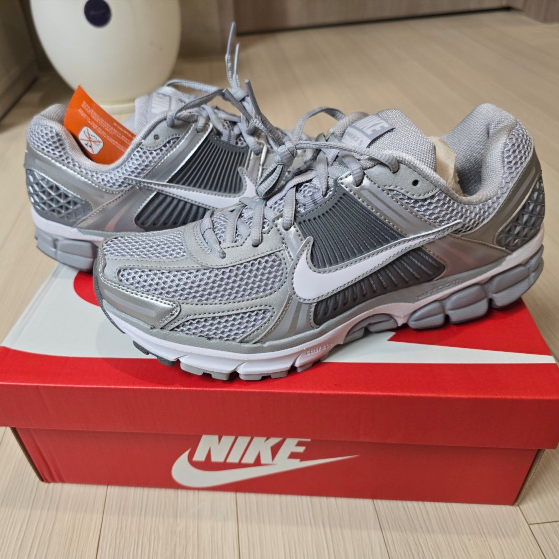 나이키 남성 줌 보메로 5 울프 그레이 운동화 런닝화 스니커즈 FJ4151-003 photo review