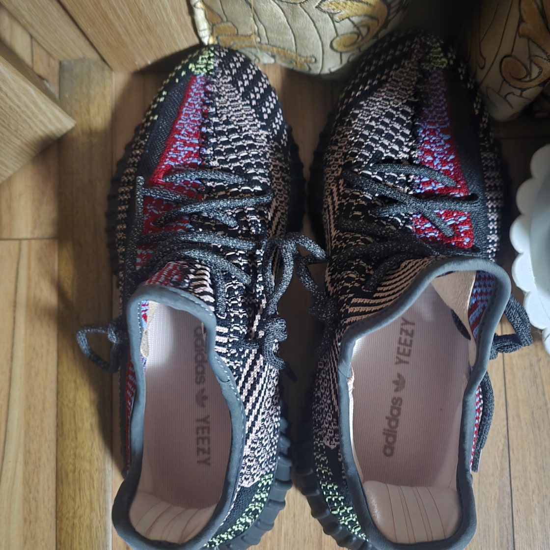 아디다스 이지 부스트 350 V2 FW5190 photo review