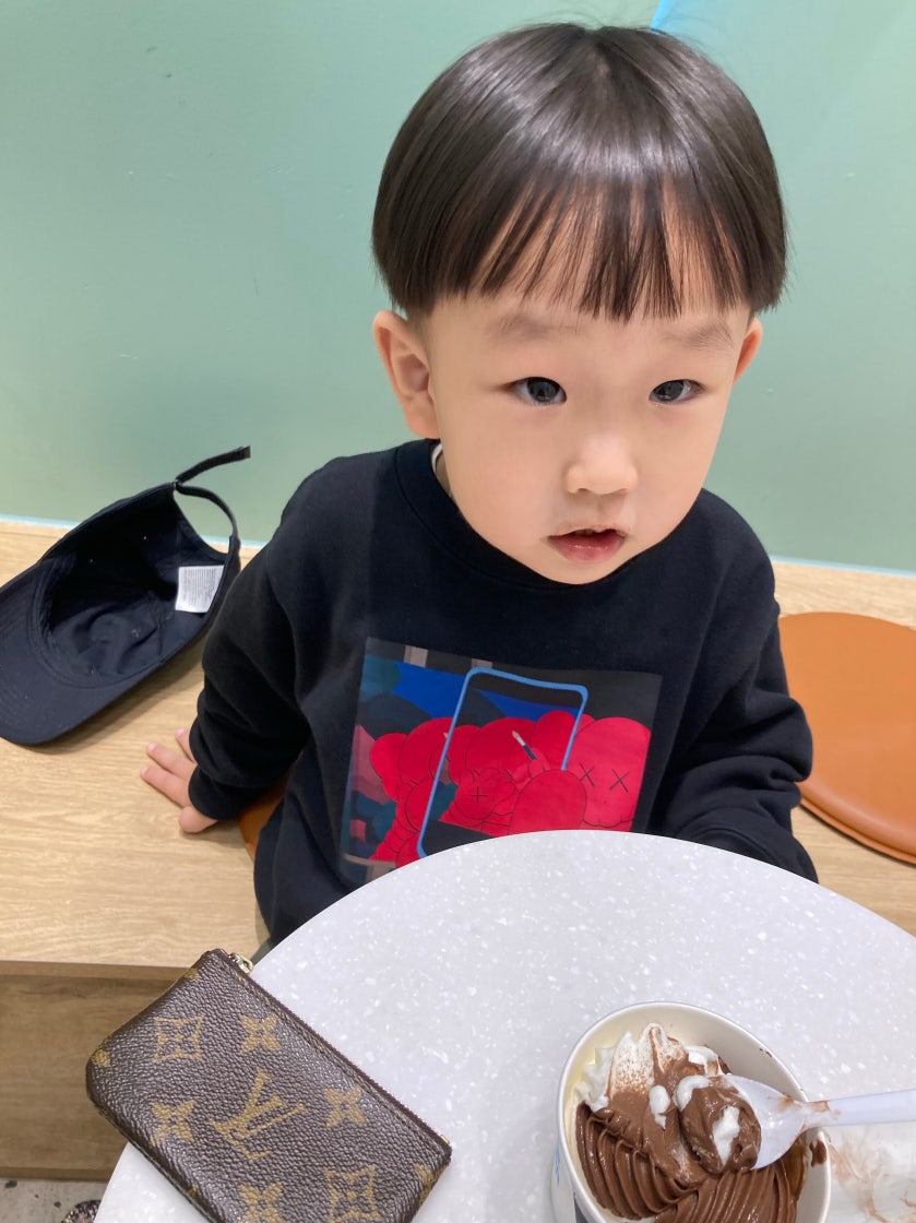 아디다스 이지 부스트 350 V2 FW5190 photo review