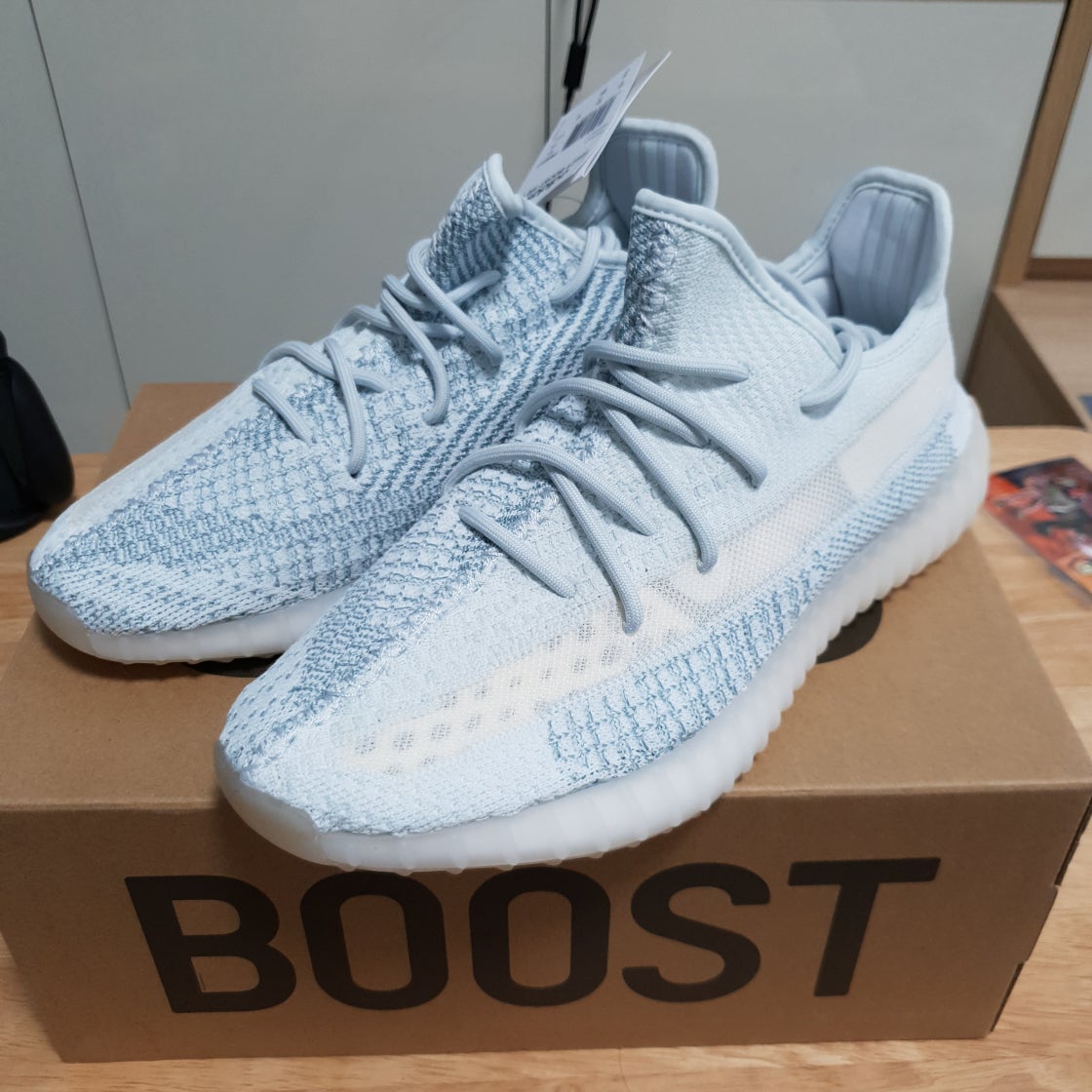 아디다스 이지 부스트 350 V2 클라우드 화이트 - 리플렉티브 FW5317 photo review