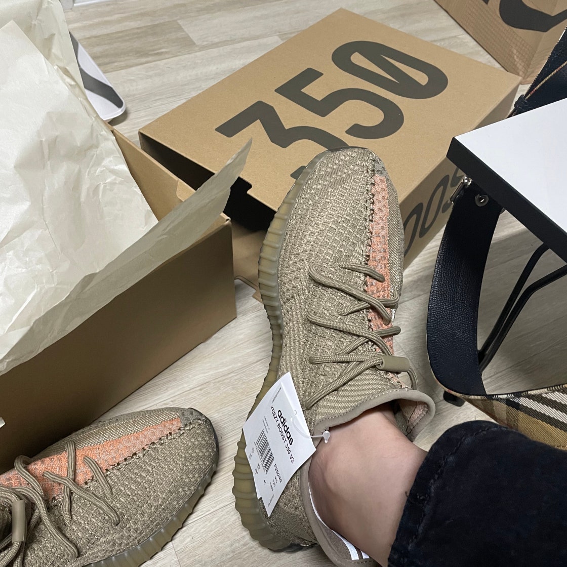 아디다스 이지부스트 350 V2 샌드 토프 FZ5240 photo review