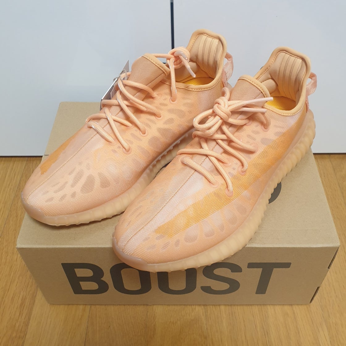 아디다스 이지 부스트 350 V2 GW2870 photo review