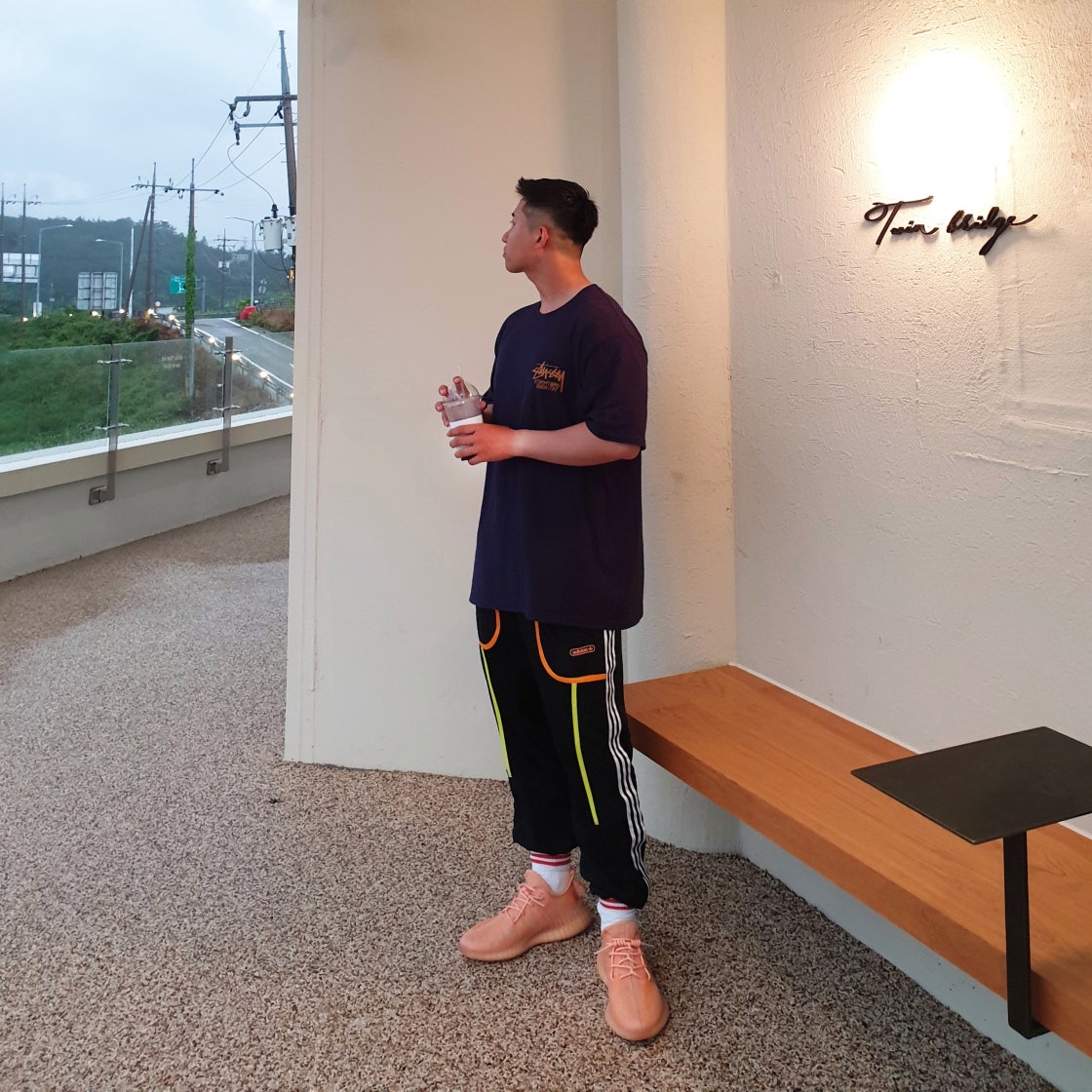아디다스 이지 부스트 350 V2 GW2870 photo review