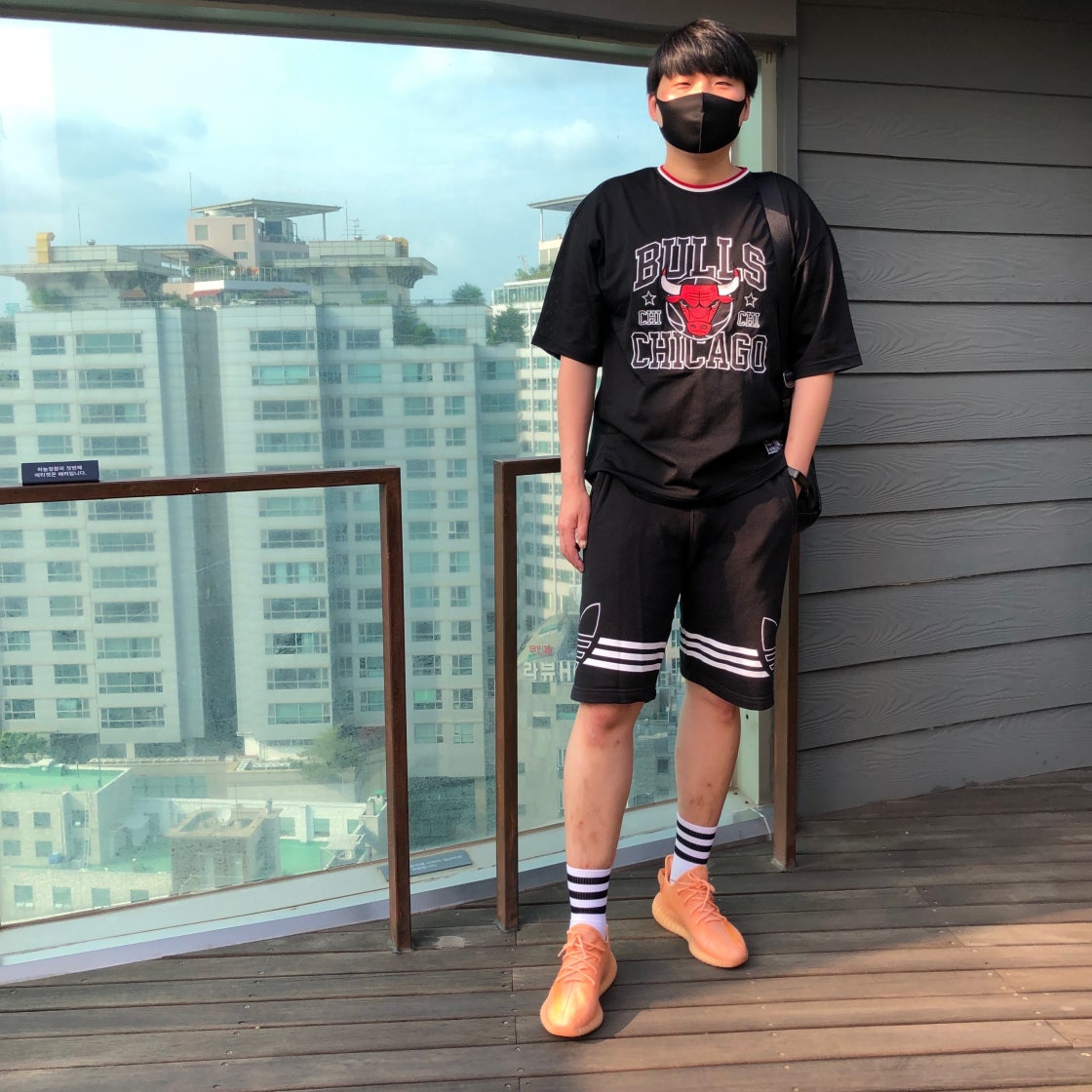 아디다스 이지 부스트 350 V2 GW2870 photo review