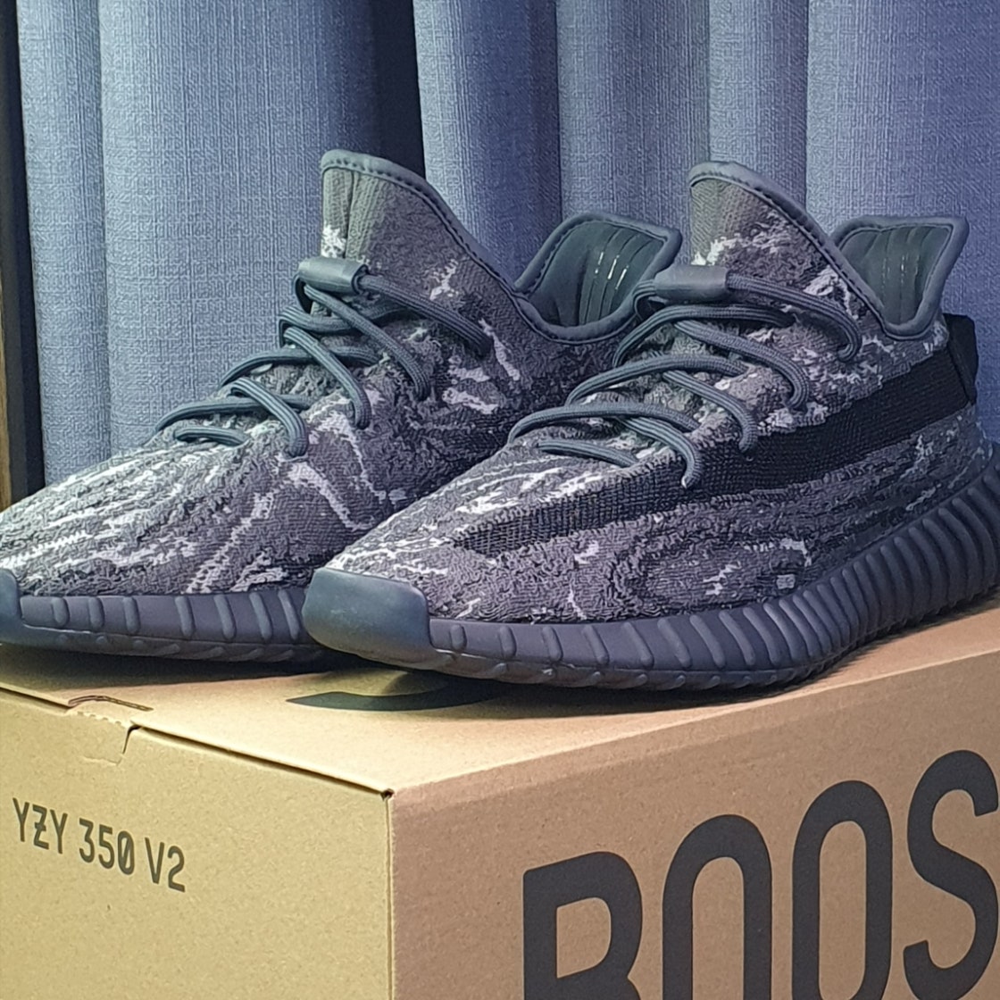 아디다스 이지 부스트 350V2 다크솔트 ID4811 photo review