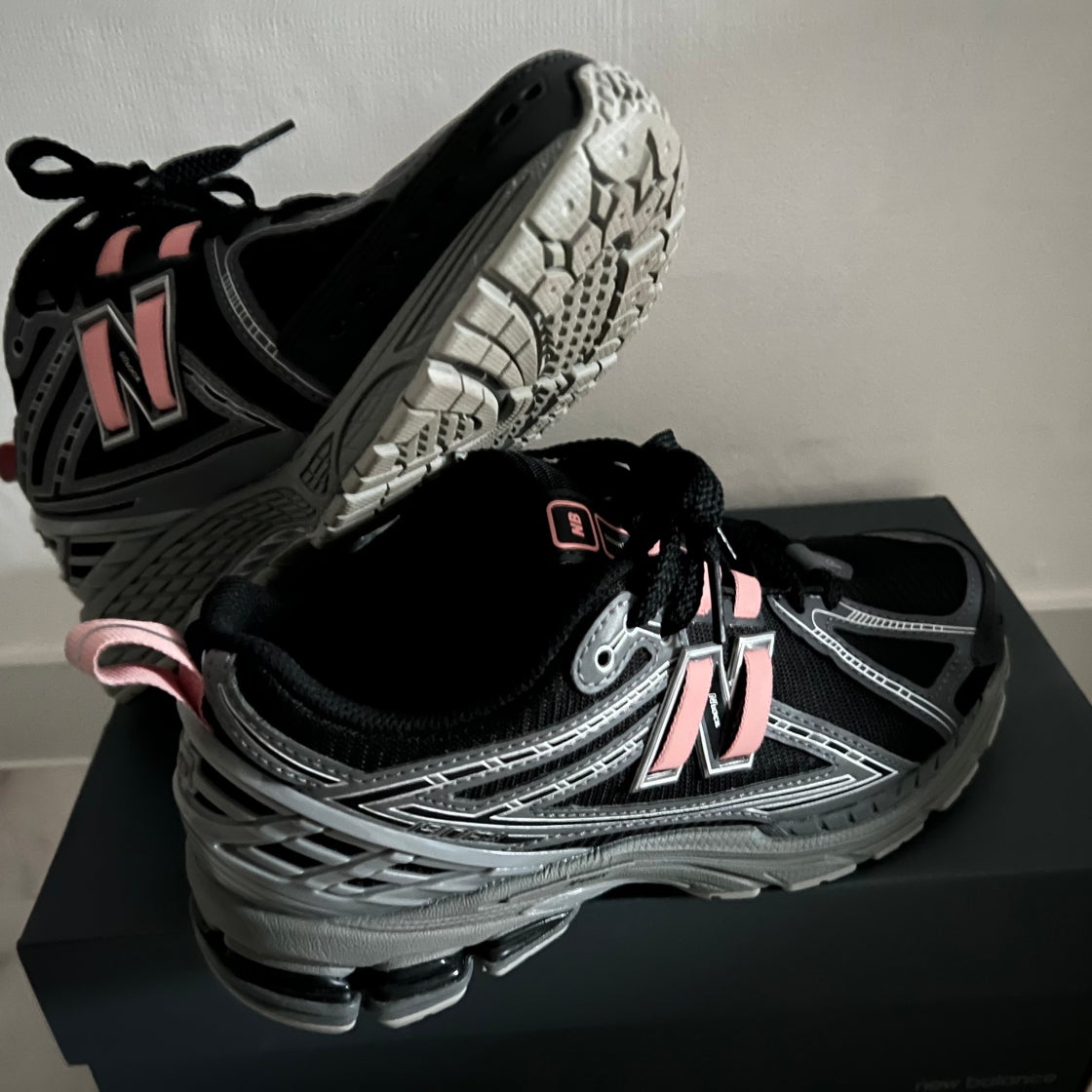 뉴발란스 1906R 블랙 핑크 문 M1906RHC photo review