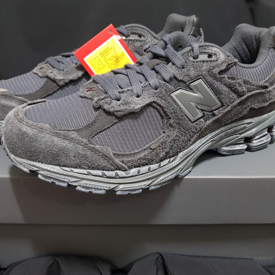 뉴발란스 2002R 프로텍션 팩 팬텀 M2002RDB photo review