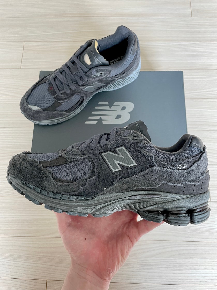 뉴발란스 2002R 프로텍션 팩 팬텀 M2002RDB photo review