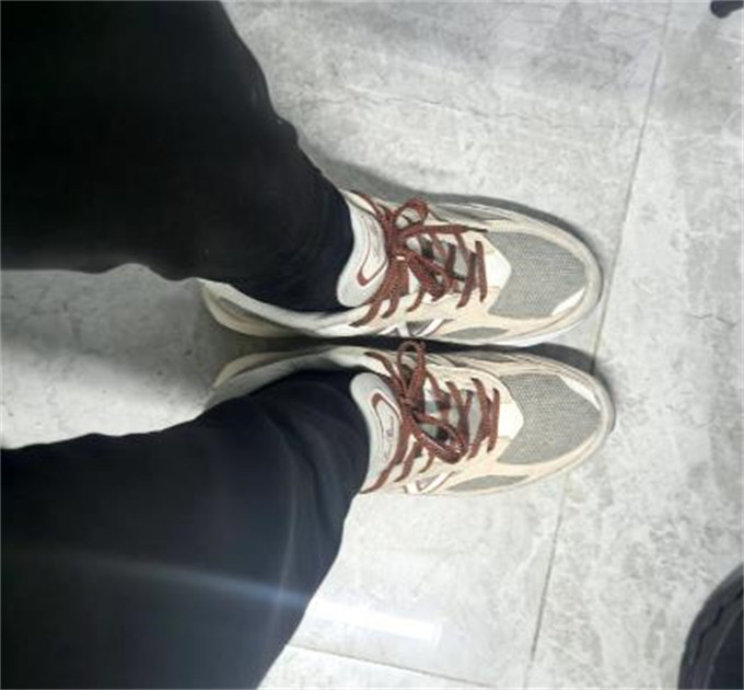 【🔥배주현 동일상품】뉴발란스 x 로로 피아나 990v6 메이드 인 USA 크림 U990LO6 [250사이즈이하는 10mm 크게 나옴,250사이즈이상은 5mm 크게 나옴] photo review