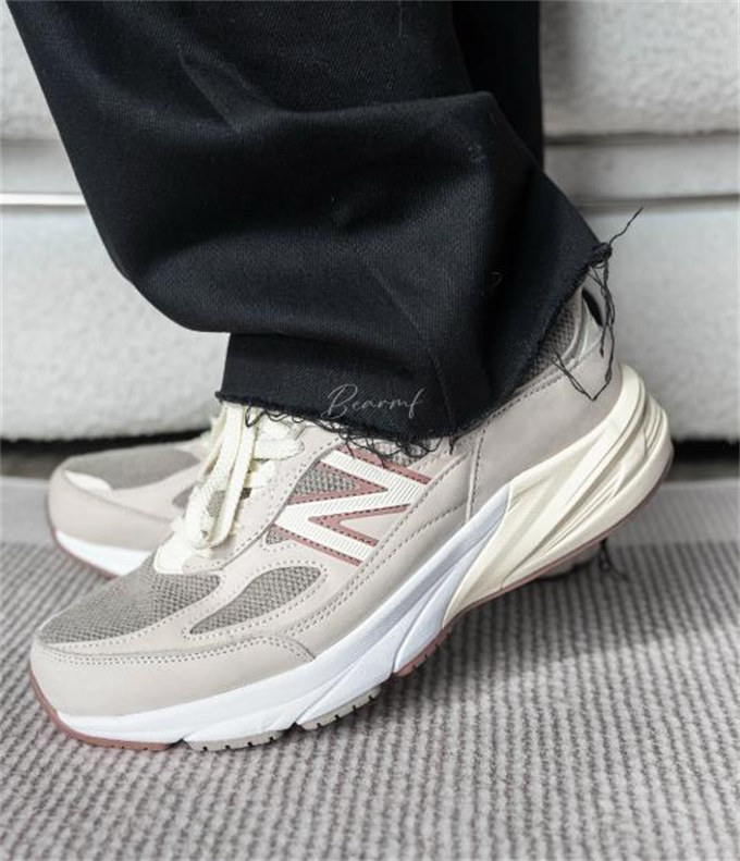 【🔥배주현 동일상품】뉴발란스 x 로로 피아나 990v6 메이드 인 USA 크림 U990LO6 [250사이즈이하는 10mm 크게 나옴,250사이즈이상은 5mm 크게 나옴] photo review